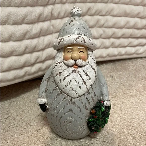 Wooden Santa Figurines with greenery - Picture 3 of 4